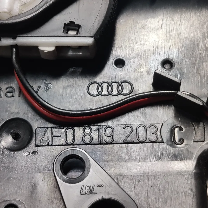 Дефлектор обдуву Audi A6 C6 (04-11) 2.0 TDI OEM 4f0819203