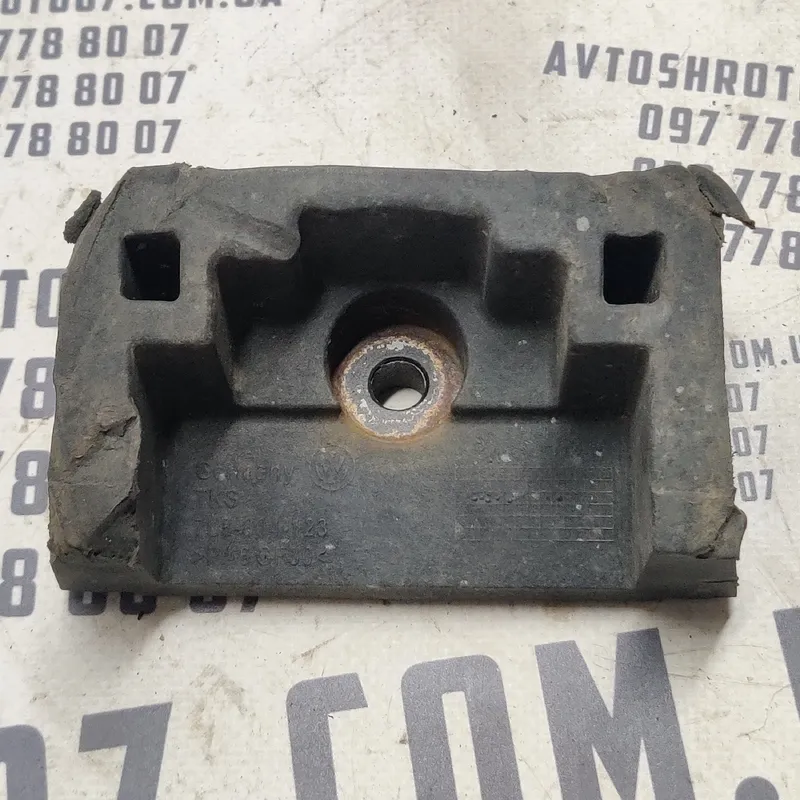 Піддомкратник Audi Q7 4L (05-15) 3.6B зад.ниж. OEM 1L0804123