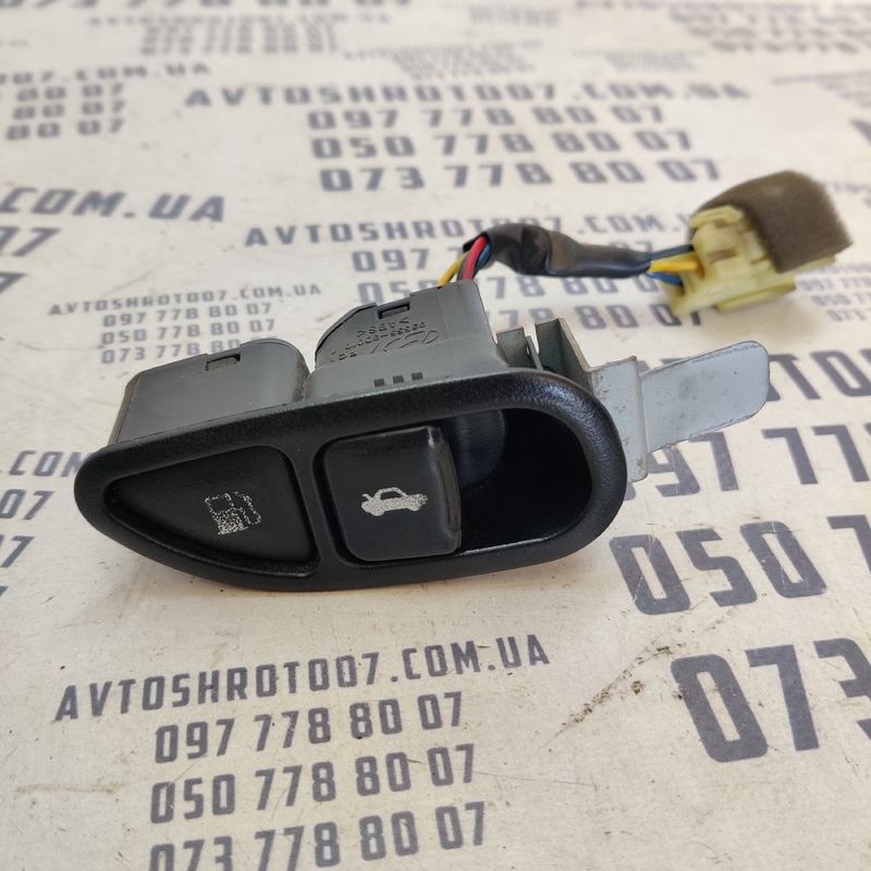 Кнопка бака Hyundai Sonata IV 98-05 2.0 ліва OEM 935553d010
