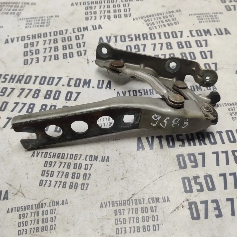 Петля капоту Skoda Octavia A5 (04-13) права OEM 1Z0823302C