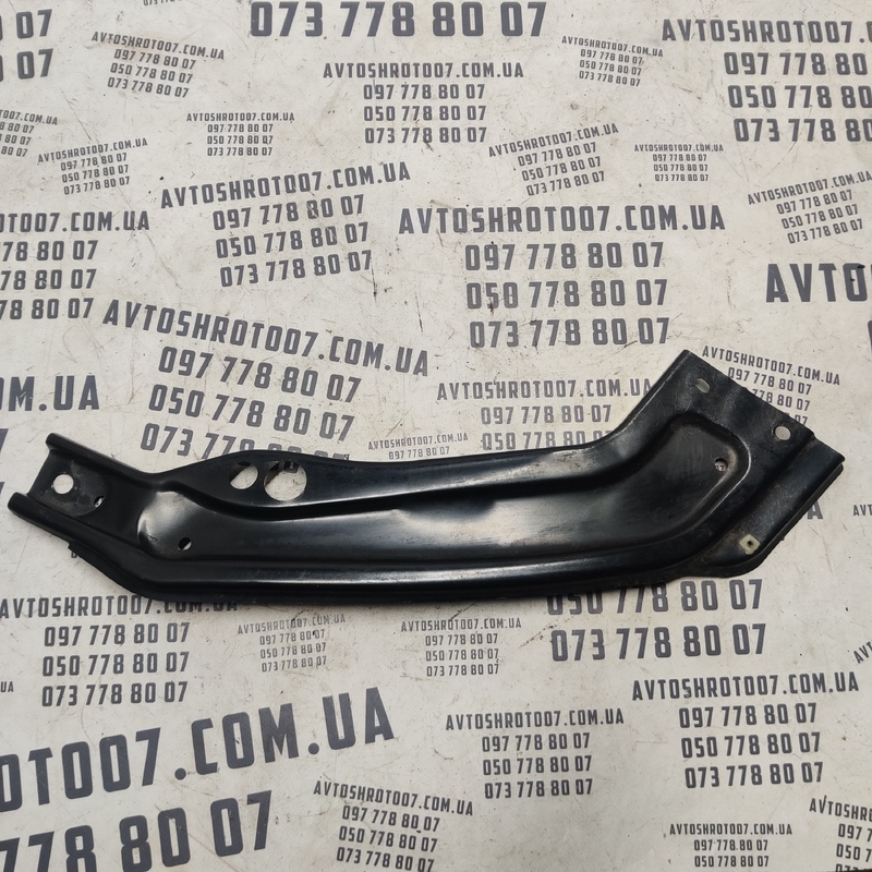Кронштейн радіатора VW Passat B8 USA 15-22 пр. OEM vw1225147