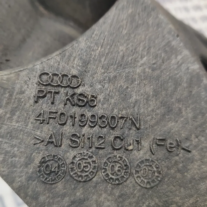 Кронштейн двигуна Audi A6 C6 04-11 2.0TDI лів OEM 4F0199307N