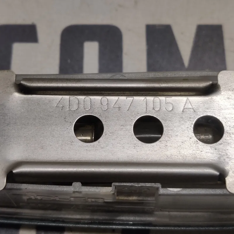 Плафон Audi A6 C6 (04-11) 2.0 TDI передній OEM 4D0947105A