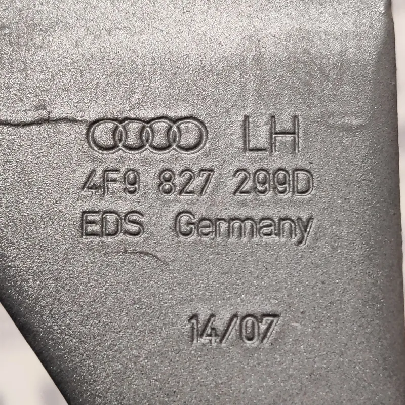 Петля багажника Audi A6 C6 04-11 2.0 TDI ліва OEM 4f9827299d