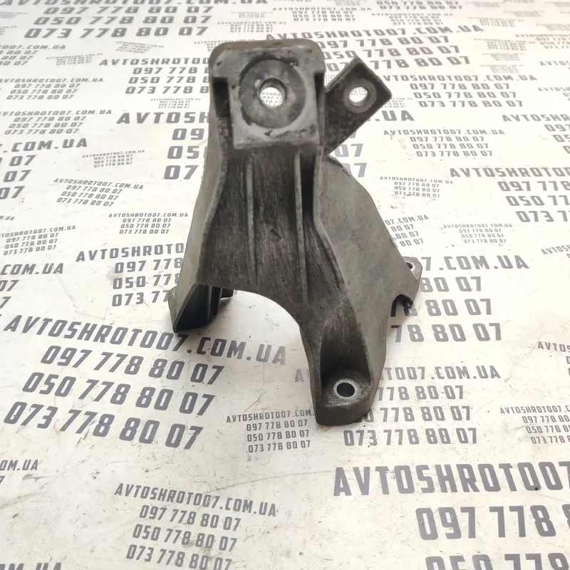 Кронштейн двигуна Audi A6 C6 04-11 2.0 TDI пр OEM 4f0199308p