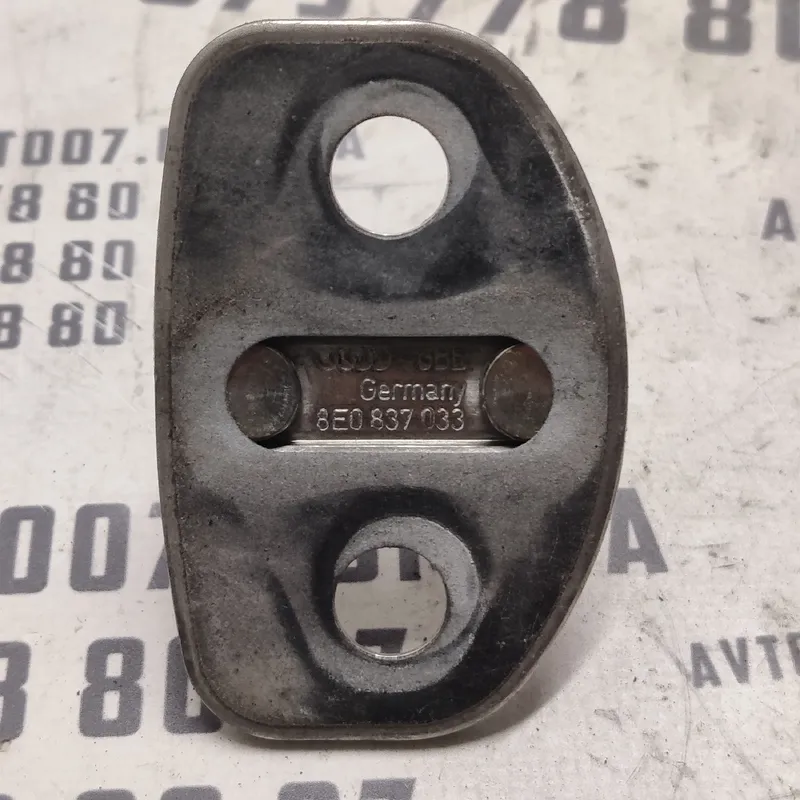 Петля замка дверей Audi A6 C6 (04-11) 2.0 TDI OEM 8E0837033