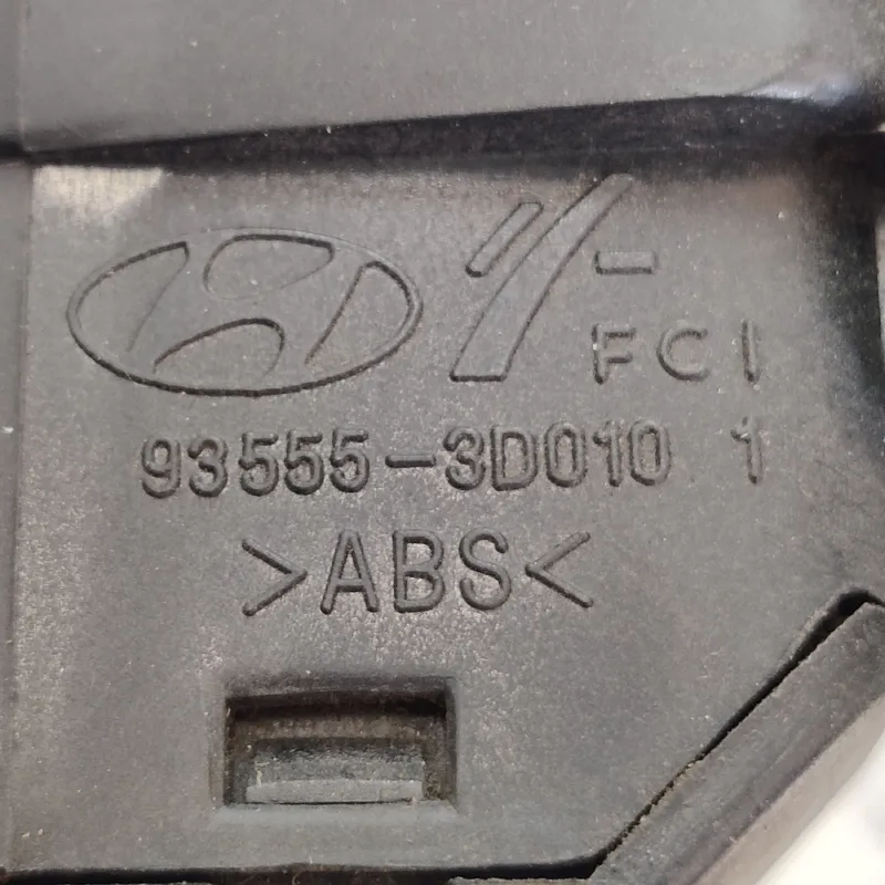 Кнопка бака Hyundai Sonata IV 98-05 2.0 ліва OEM 935553d010