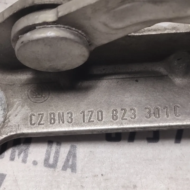 Петля капоту ліва Skoda Octavia A5 (04-13) 1z0823301c