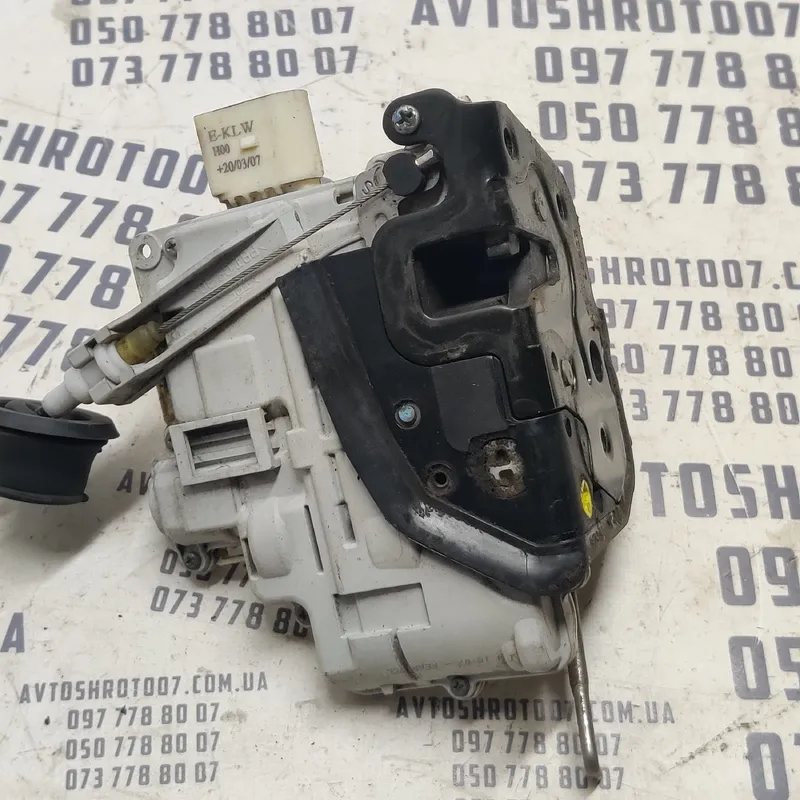 Замок дверей Audi A6 C6 (04-11) 2.0 TDI зад. лів. 4F0839015A