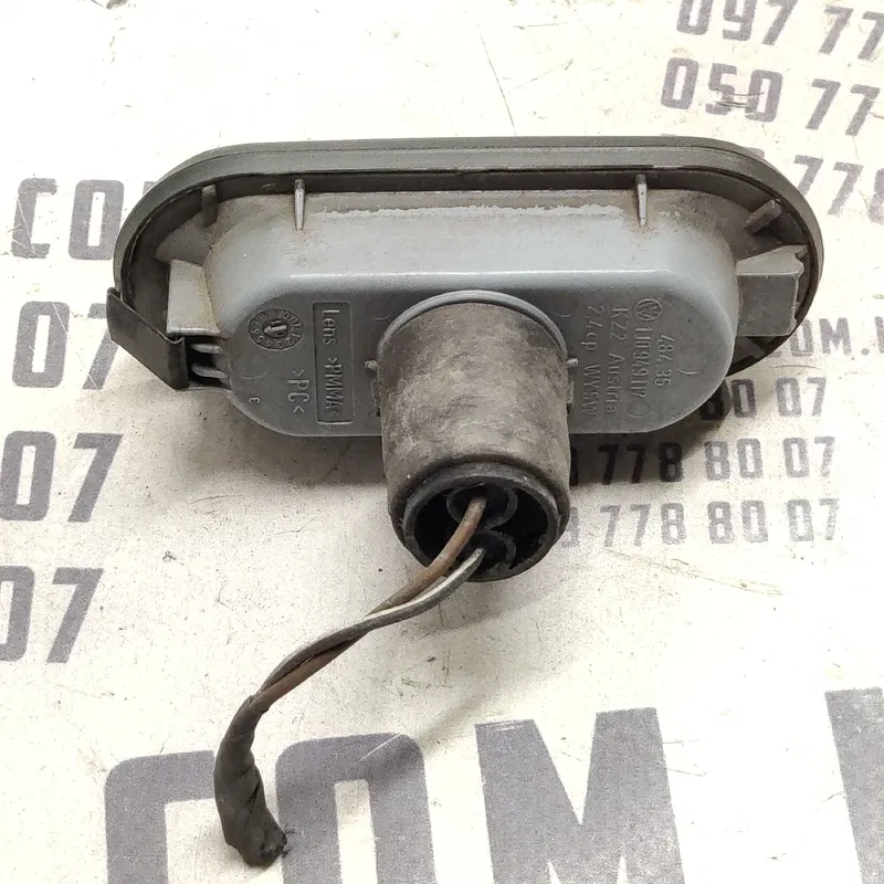 Повторювач стопу VW Bora (98-05) 1.9 TDI перед OEM 1j0949117