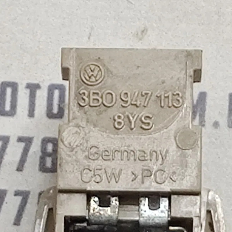 Ліхтар салону VW Bora (98-05) 1.9 TDI передній OEM 3B0947113