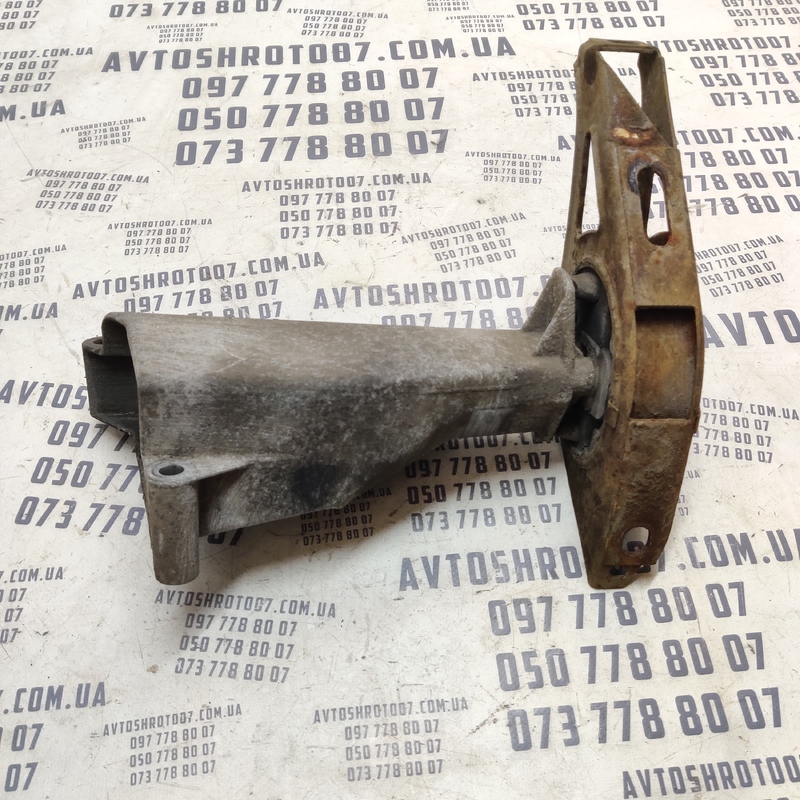 Кронштейн двигуна ВАЗ Kalina (04-13) 1.4 пр. OEM 11181001157