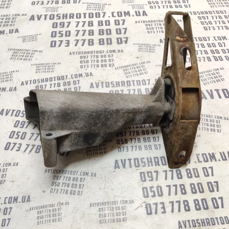 Кронштейн двигуна ВАЗ Kalina (04-13) 1.4 пр. OEM 11181001157