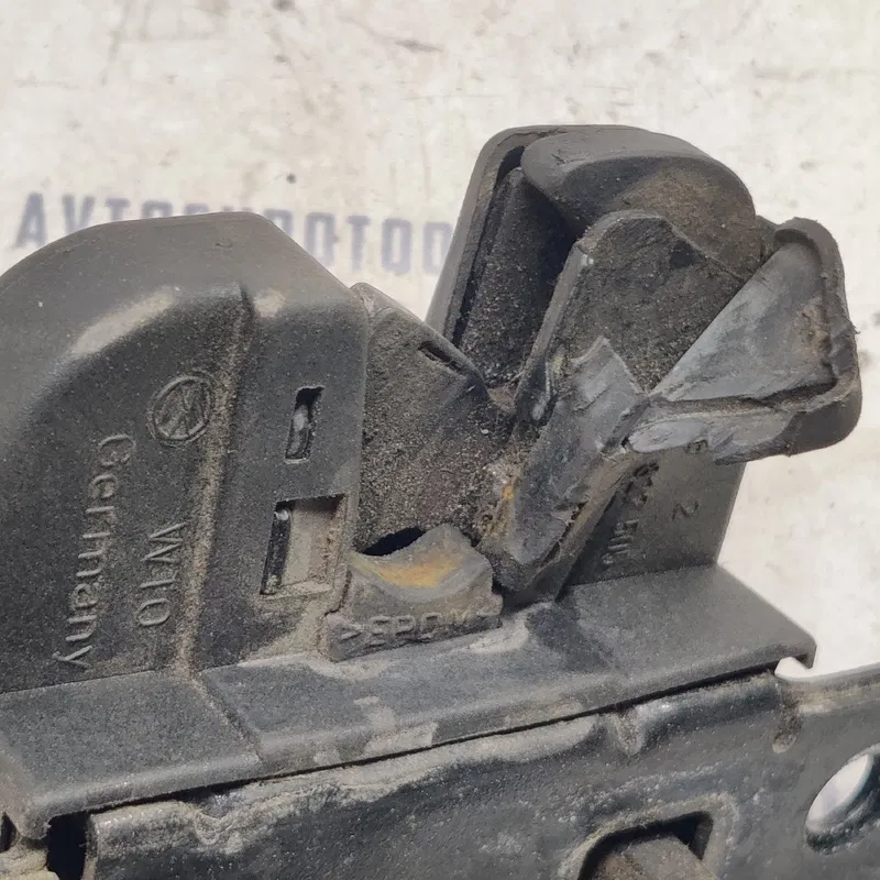 Замок багажника задній VW Bora (98-05) 1.9 TDI OEM 1j9827505