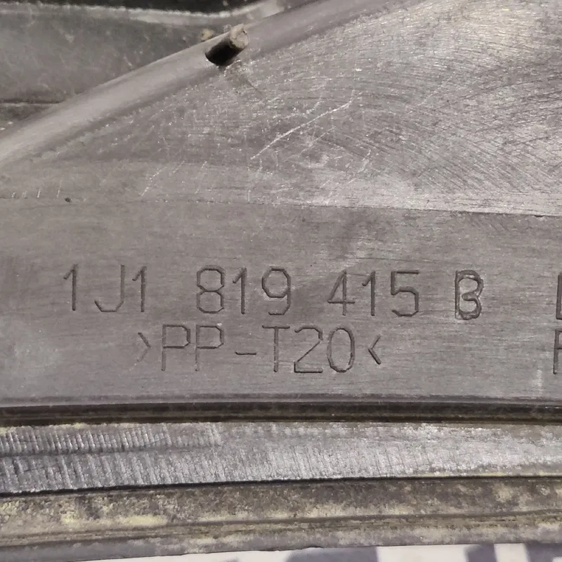 Жабо Volkswagen Bora (98-05) 1.9 TDI OEM 1j1819415b