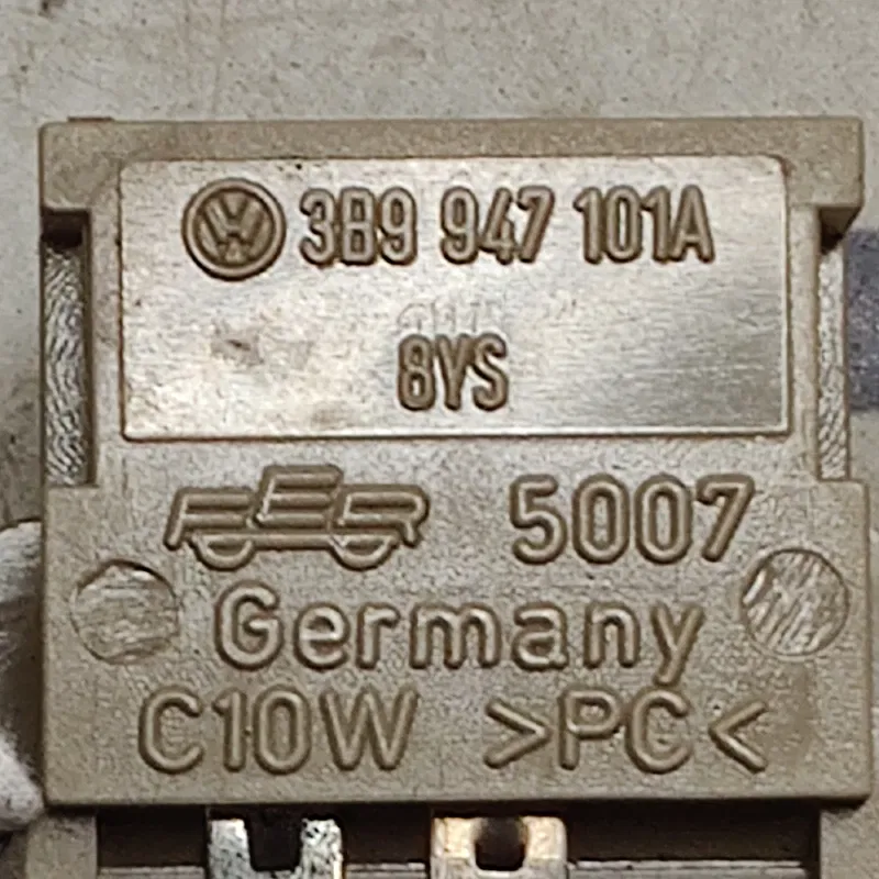 Плафон Volkswagen Bora (98-05) 1.9 TDI задній OEM 3b9947101a