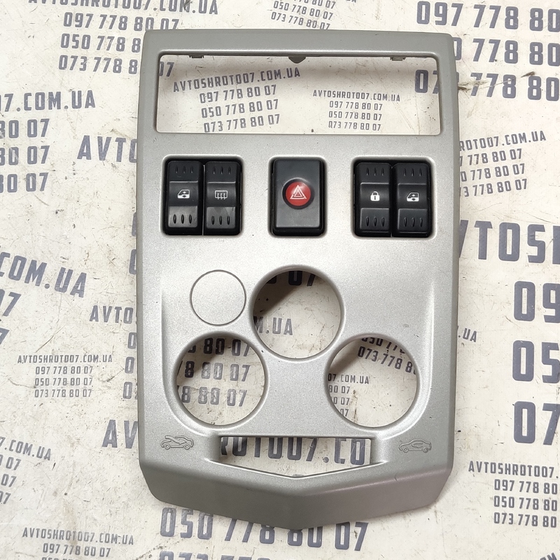 Накладка салону Dacia Logan (04-12) 1.6 Бенз OEM 8200382717
