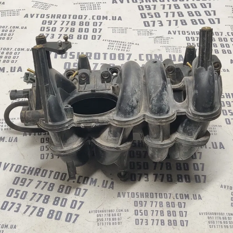 Впускний колектор Dacia Logan 04-12 1.6 Бензин 7700273860