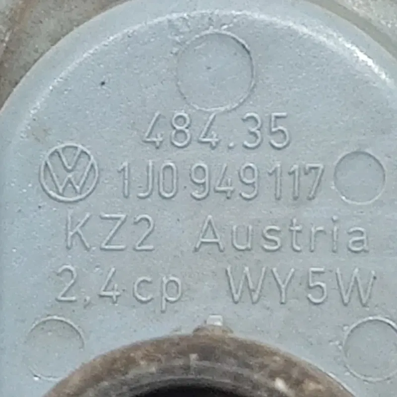 Повторювач стопу VW Bora (98-05) 1.9 TDI перед OEM 1j0949117