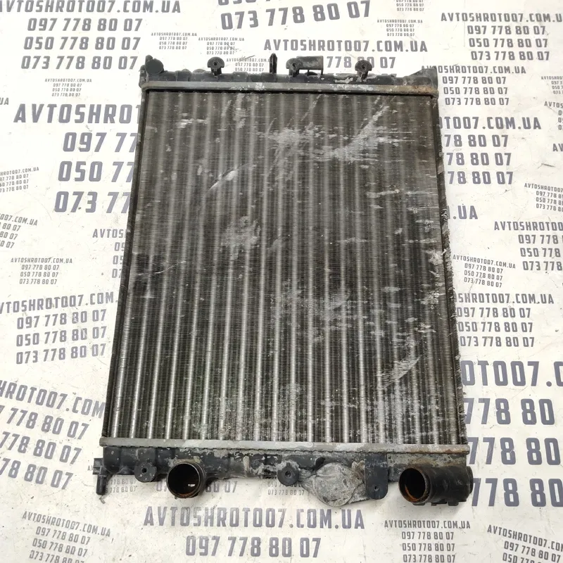 Радіатор Dacia Logan (04-12) 1.6 бензин OEM 8200125767