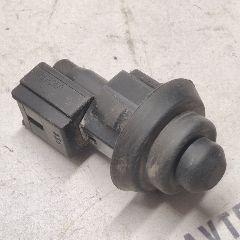Датчик дверей Dacia Logan 04-12 1.6Б Пр.Пер. OEM 7700427640a