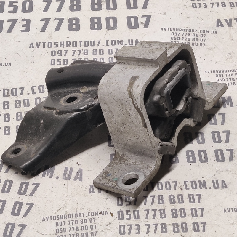 Подушка двигуна Dacia Logan 2006 1.6 Бензин Права OEM 420742