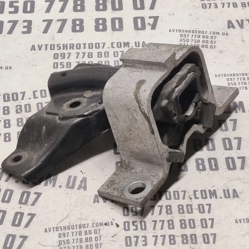 Подушка двигуна Dacia Logan 2006 1.6 Бензин Права OEM 420742