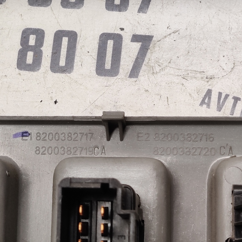 Накладка салону Dacia Logan (04-12) 1.6 Бенз OEM 8200382717