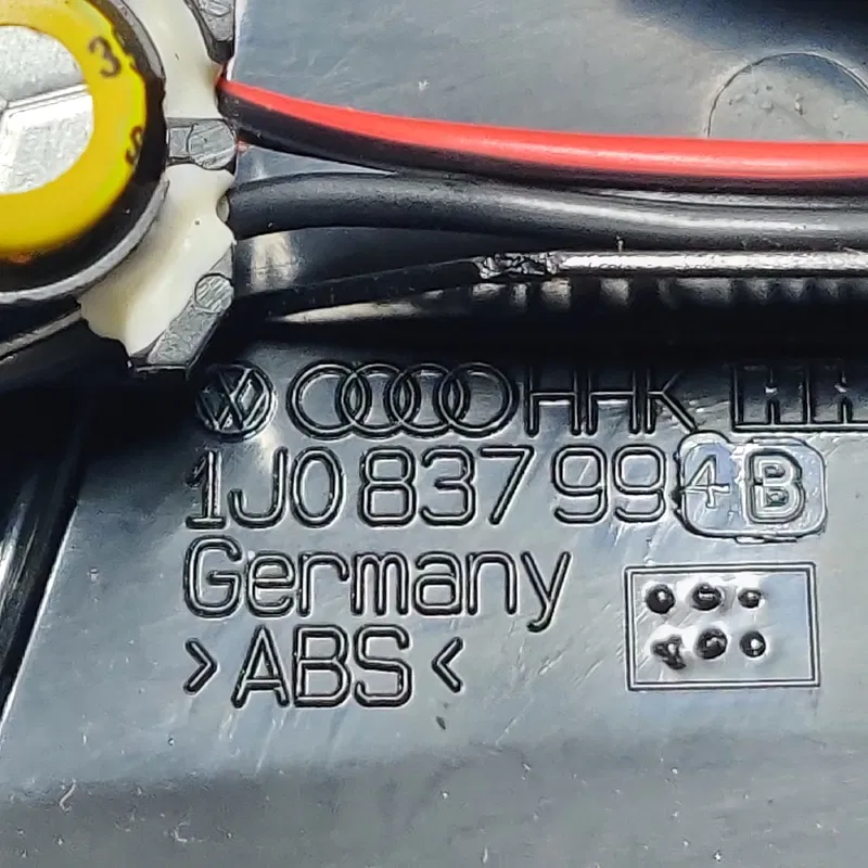 Накладка салону VW Bora (98-05) 1.9TDI права OEM 1j0035411f
