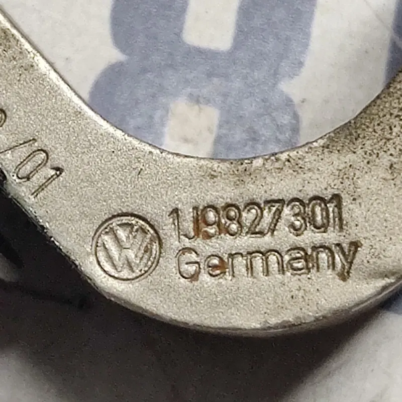 Завіса кришки багажника VW Bora 98-05 1.9 TDI OEM 1j9827301