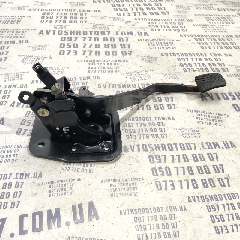 Педаль щеплення Mitsubishi Outlander XL (06-12) 2.0 Дизель