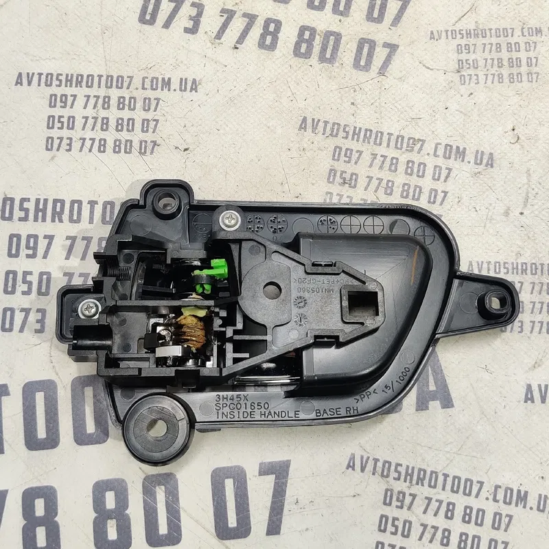 Ручка Mitsubishi Outlander XL 06-12 2.0D з.пр. OEM mn105360