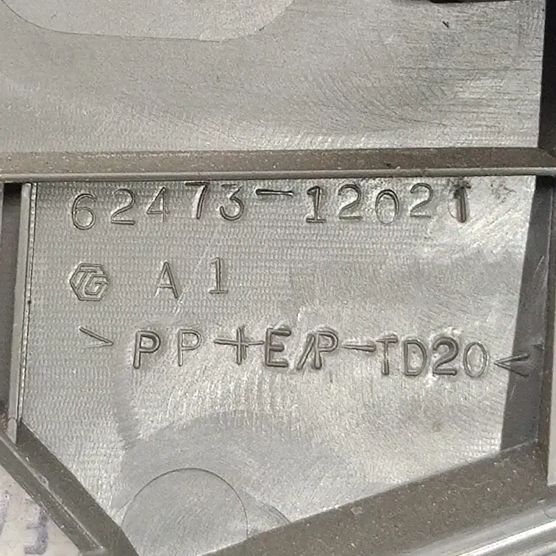 Накладка Toyota Corolla 06-13 1.6 бенз права OEM 6247312021