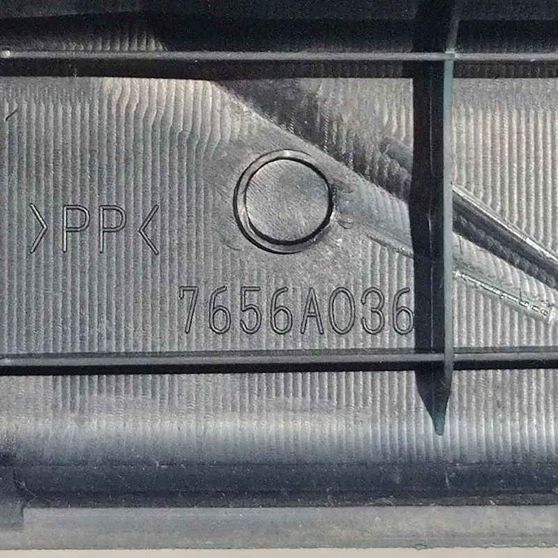 Накладка права Mitsubishi Outlander XL 06-12 2.0D 7656a036