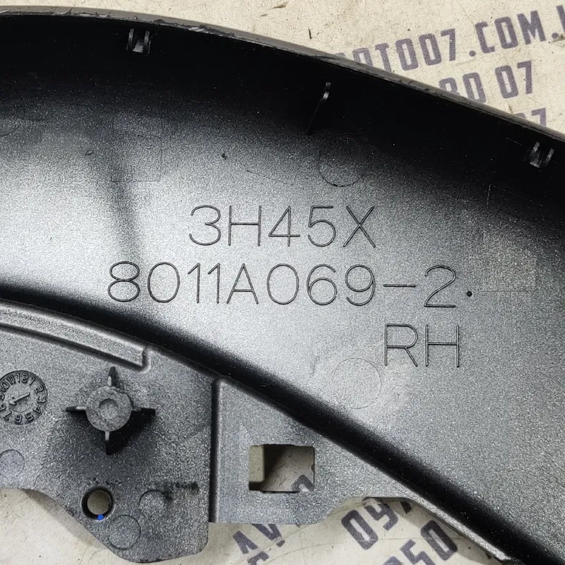 Накладка Mitsubishi Outlander XL 06-12 2.0D Права 8011a0692