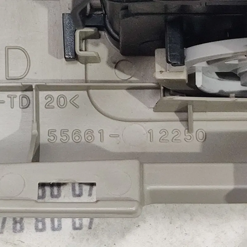 Дефлектор Toyota Corolla 06-13 1.6 Бенз Лівий OEM 5568612190