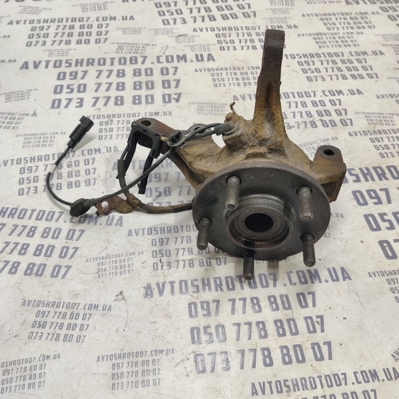 Цапфа ліва Mitsubishi Outlander XL 06-12 2.0D OEM 3870A007