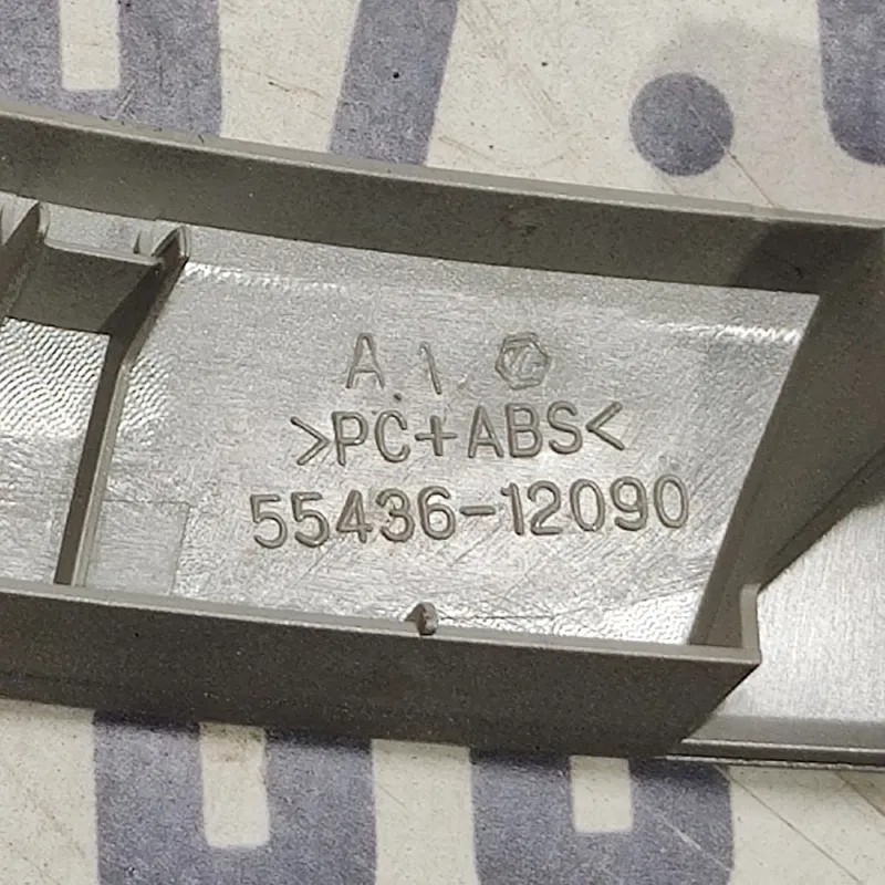Накладка Toyota Corolla 06-13 1.6 ліва верхня OEM 5543612090