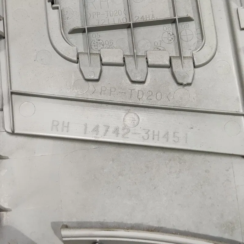 Накладка Mitsubishi Outlander XL (06-12) 2.0D Пр 147423h451