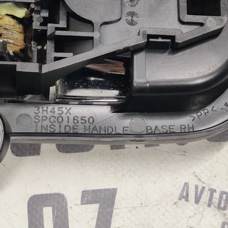 Ручка Mitsubishi Outlander XL 06-12 2.0D з.пр. OEM mn105360