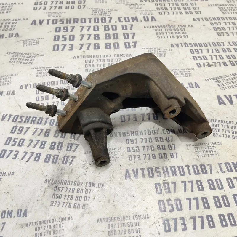 Кронштейн двигуна Mitsubishi Outlander XL (06-12) 2.0 Дизель