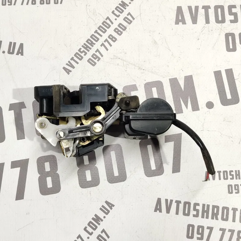 Замок дверей Mazda Premacy (99-05) 1.8 бензин задня права