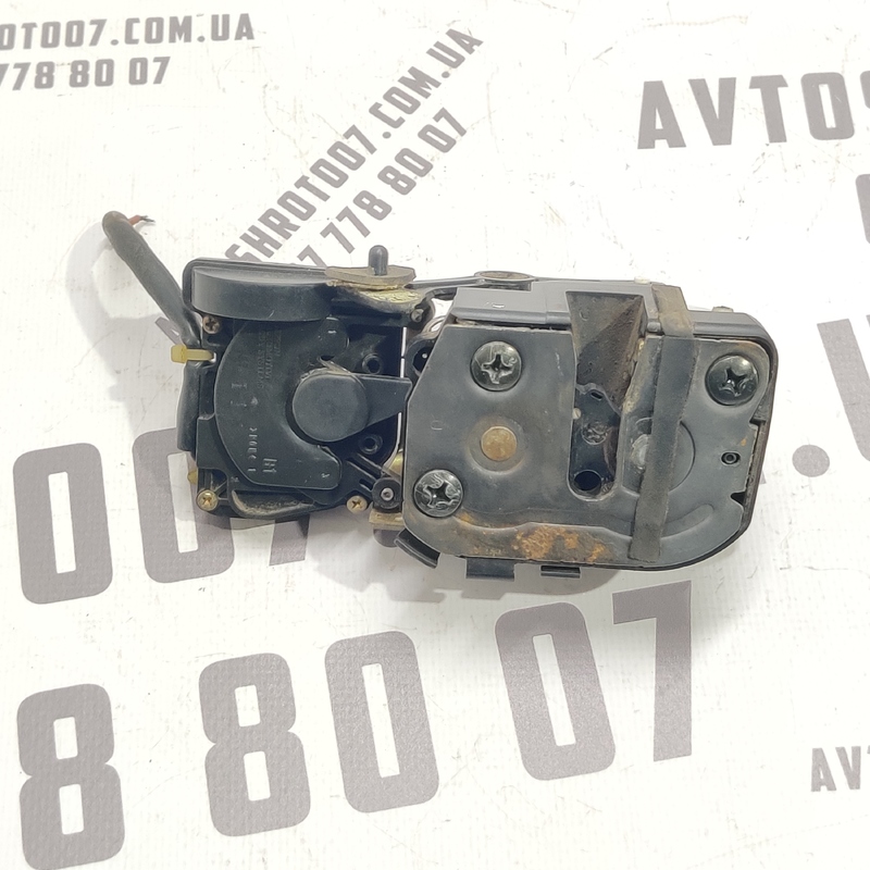 Замок дверей Mazda Premacy (99-05) 1.8 бензин задня права