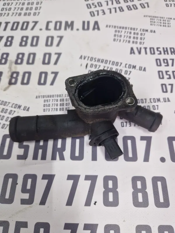 Корпус термостата Octavia Tour 1.6 бенз 96-10 OEM 06A121133D