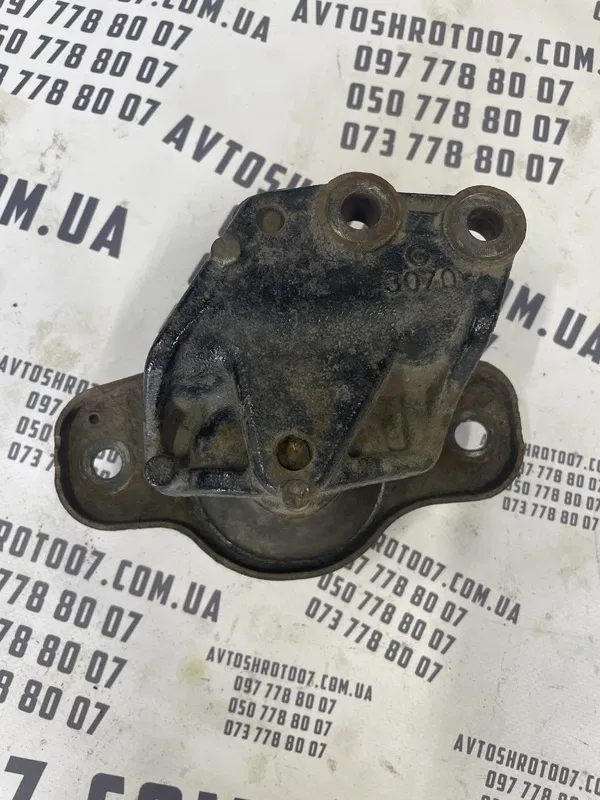 Кронштейн подушки двигуна Citroen C1 (05-14) 1.0 Бенз Права