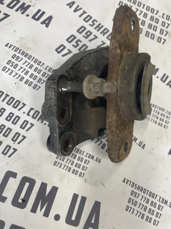 Кронштейн подушки двигуна Citroen C1 (05-14) 1.0 Бенз Права
