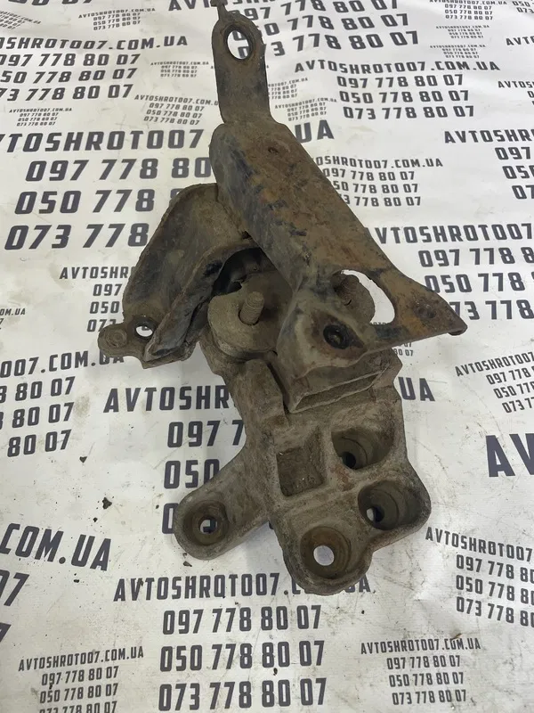 Кронштейн подушки Citroen C1 (05-14) 1.0 бенз лів OEM 1813K4