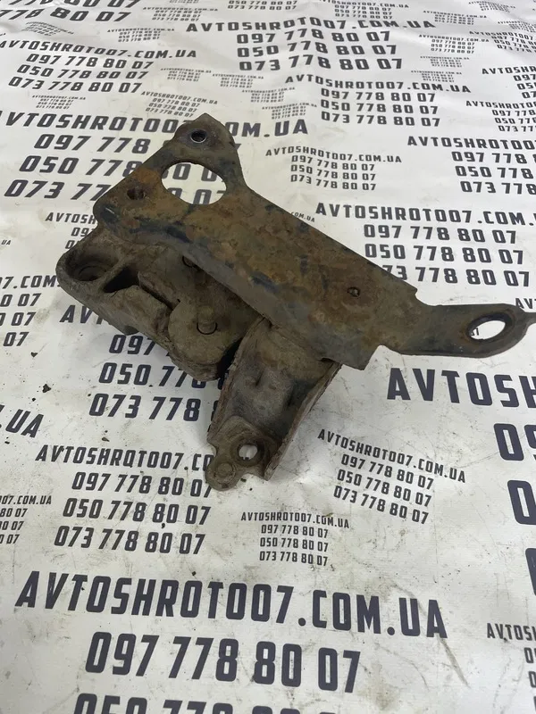 Кронштейн подушки Citroen C1 (05-14) 1.0 бенз лів OEM 1813K4