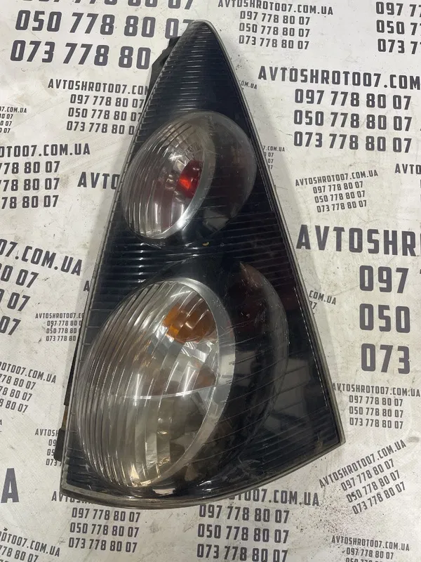 Ліхтар задній Citroen C1 05-14 1.0 бенз права OEM 815500H060