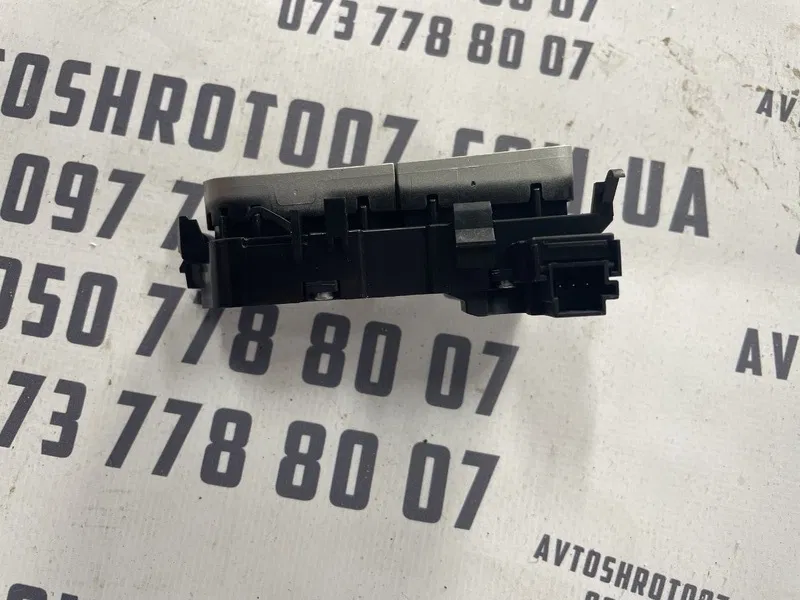 Кнопка обігріву Mercedes W205 (14-21) пер. ліва A2139057302